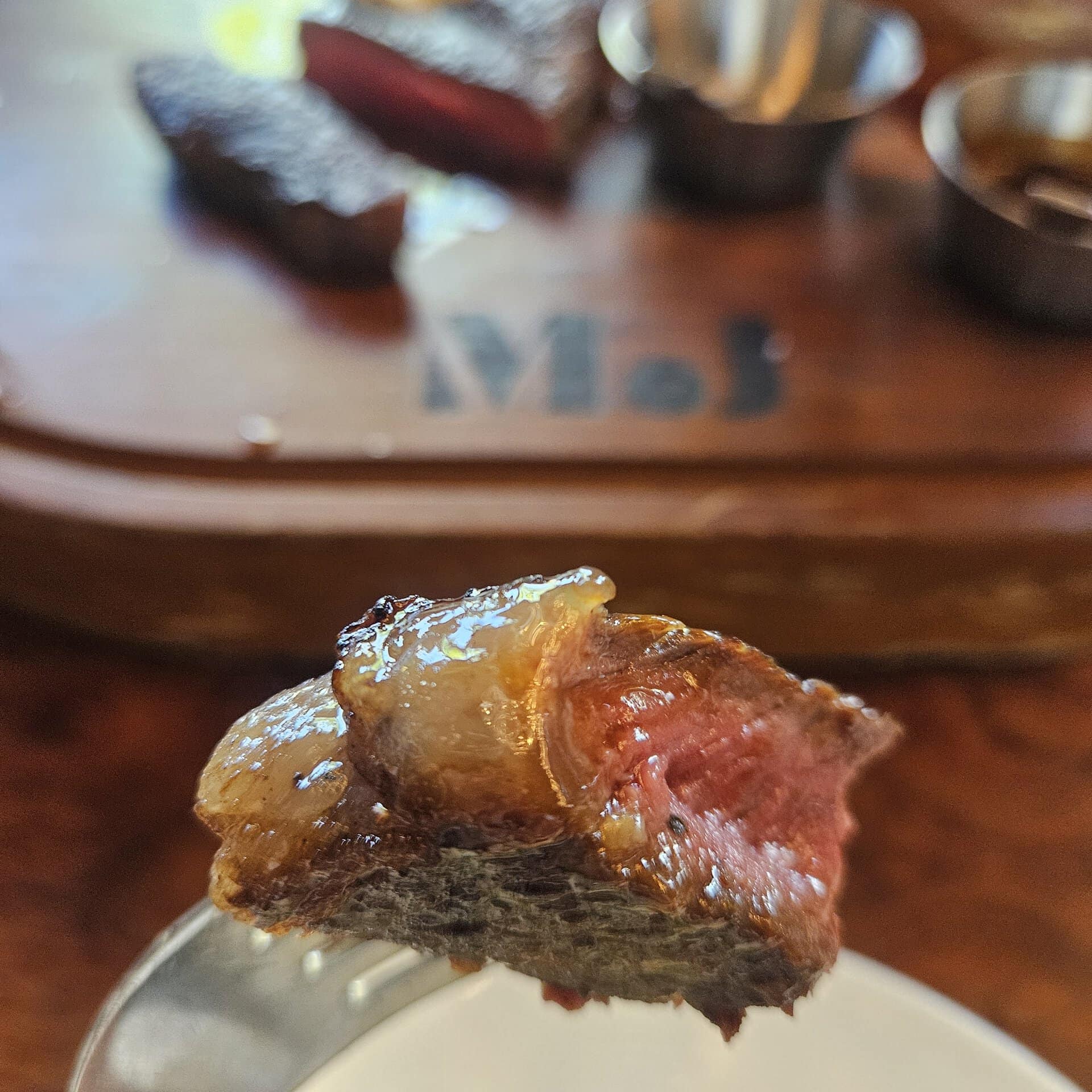 おソースもついてますが、お塩だけでも美味しいです。熟成肉特有のミルキーな香りがいいよね～！