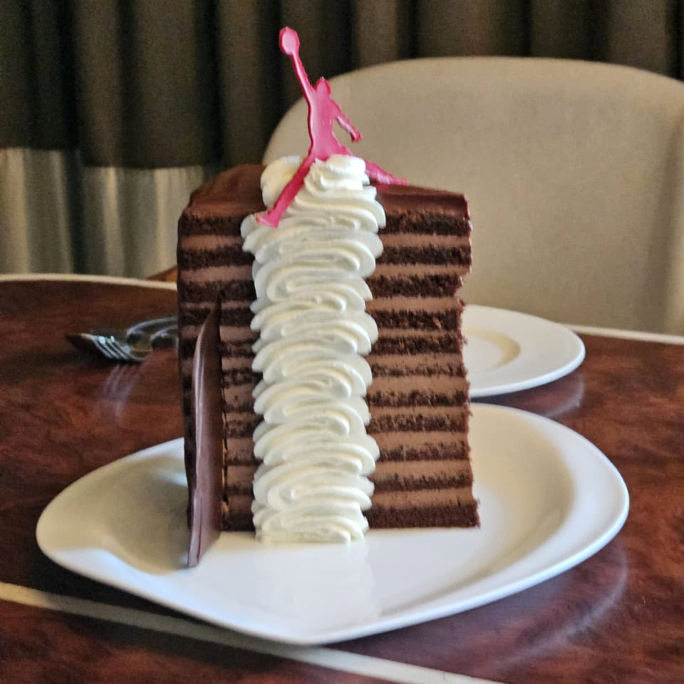 デザートにはこちらもシグネチャーの23層のチョコレートケーキ。あ、もちろんマイケル・ジョーダンの背番号23にちなんでいます。
