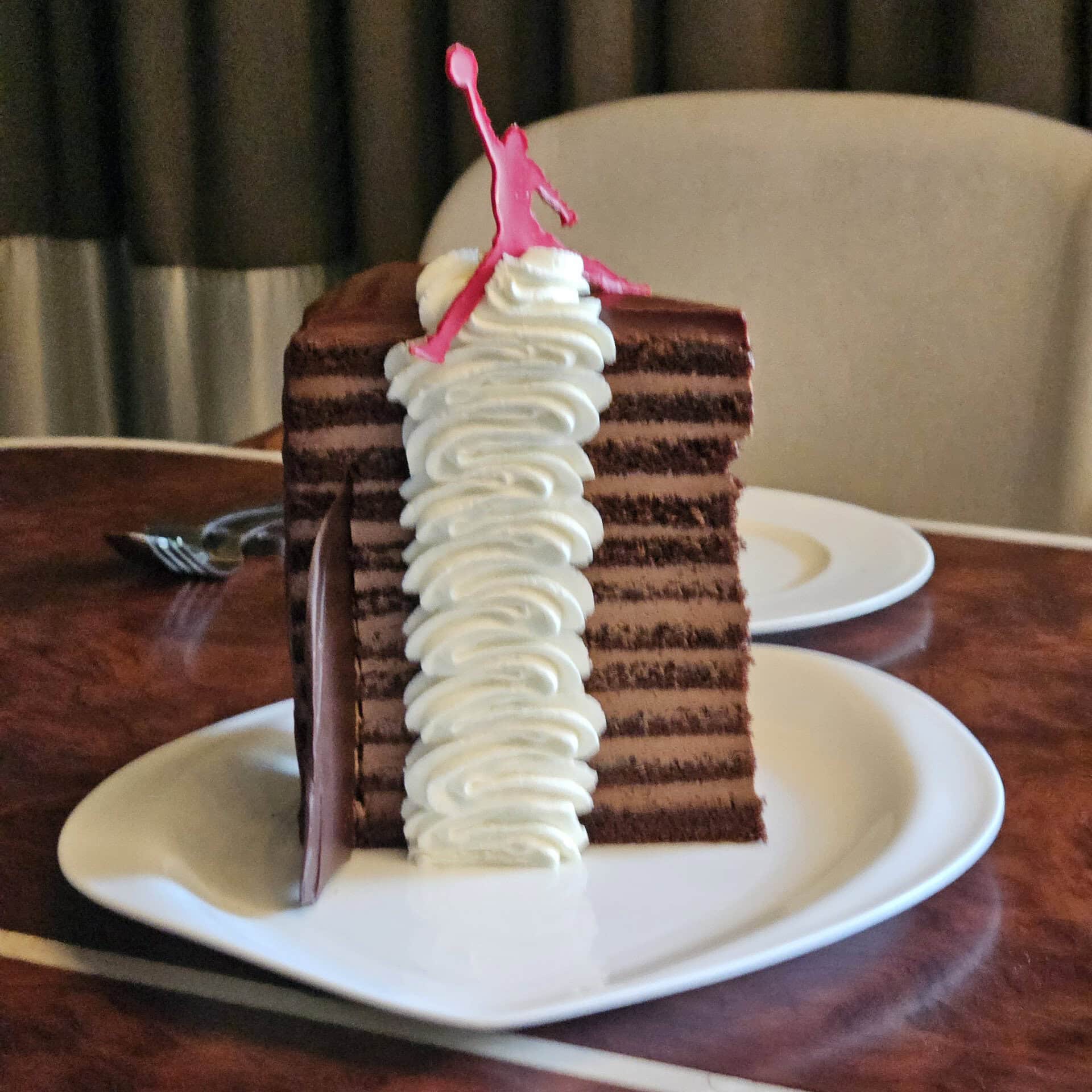 デザートにはこちらもシグネチャーの23層のチョコレートケーキ。あ、もちろんマイケル・ジョーダンの背番号23にちなんでいます。