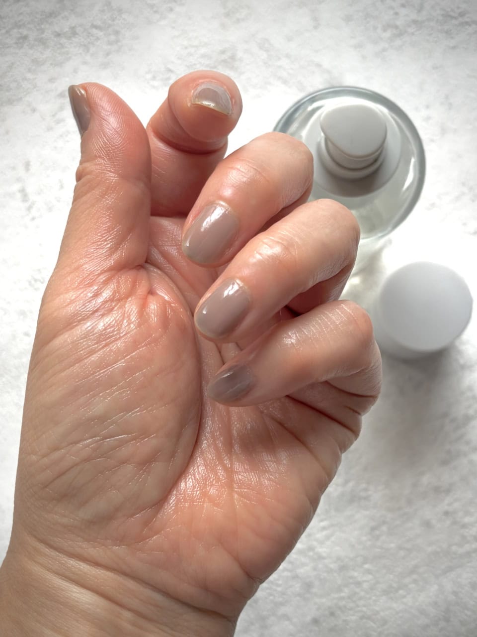 ヘアスタイリングにオイルを使用した後は、手に残ったオイルをしっかりとネイルまわりにも刷り込んで保湿を。マルチに使えるオイルはこれだからイイ!
