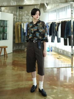 個性的な花柄シャツはキレイめハーフパンツでハンサムに昇華。ソックス×ローファーでさらにきちんと感をプラスし、カジュアルになりがちなハーフパンツを大人ムードに。