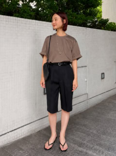 いつものワンツーコーデもボトムをハーフパンツにするだけで一気に鮮度アップ。センタープレスの入った細身のパンツは、華奢なヒールトングと相まって女性らしさも演出。