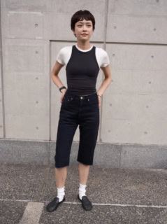 セレブがはくようなタイトなサイクルパンツを1枚ではくのは難しくても、デニムならいける？！ ポイントはやっぱり膝の隠れる丈感。スポーティなトップスとトラッドなローファーのバランスが絶妙、こんなにシンプルなのに洒落感たっぷり！