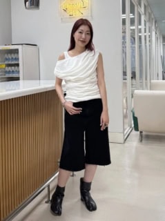 華やかなギャザートップスを程よくカジュアルダウンしてくれるのがデニムのハーフパンツ。ブラックをセレクトすればモードな印象にも着こなせる。足元のタビブーツもポイント。