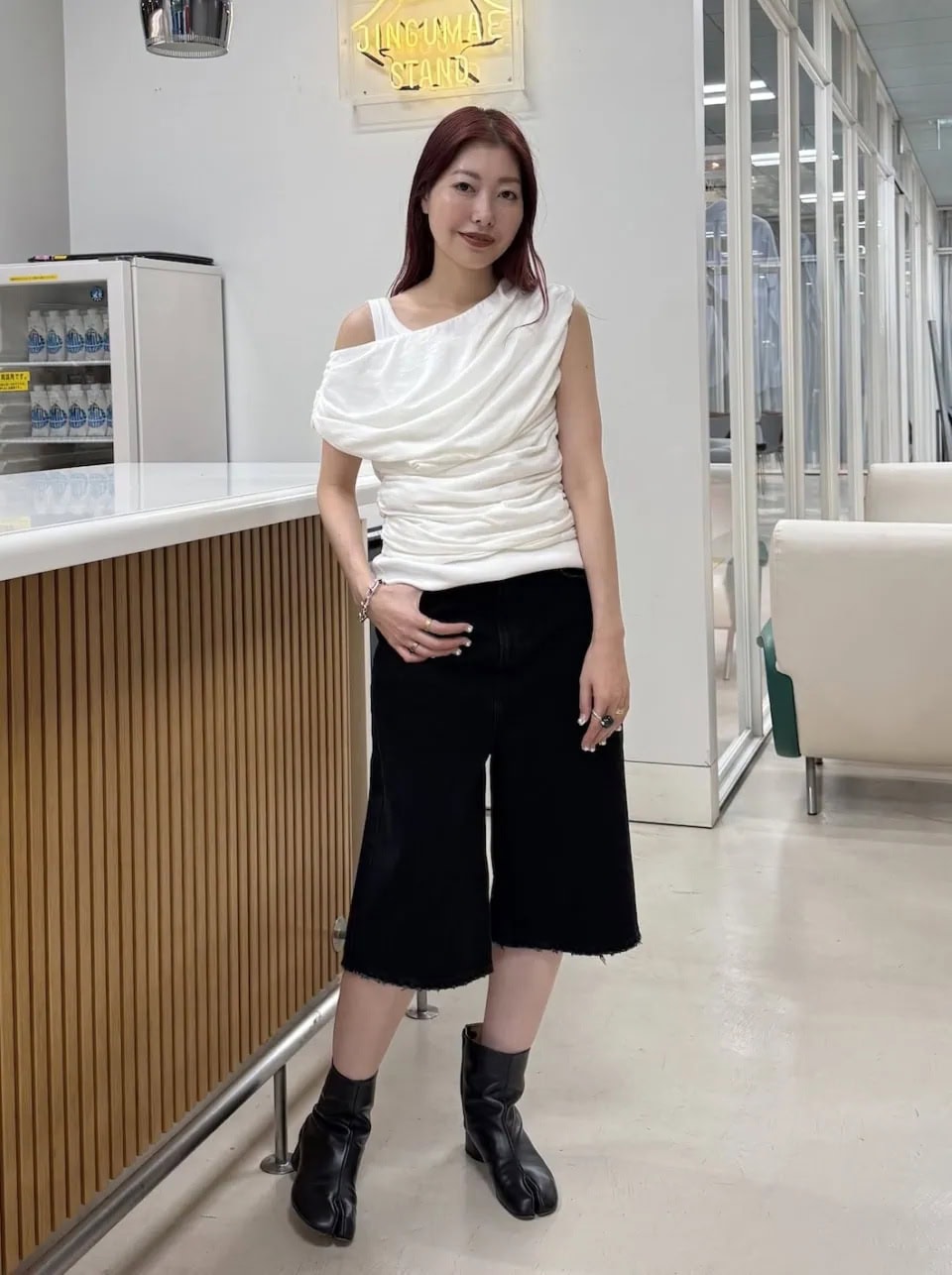 華やかなギャザートップスを程よくカジュアルダウンしてくれるのがデニムのハーフパンツ。ブラックをセレクトすればモードな印象にも着こなせる。足元のタビブーツもポイント。