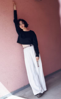 Tシャツ¥15,400、パンツ¥46,200、ベルト¥10,450、スニーカー¥35,200(全てグラフペーパー/グラフペーパー 東京)、メガネ¥40,700(プロポ/プロポデザイン)、右手パームカフ¥49,500、右手リング¥42,900、左手パームカフ¥46,200、左手リング¥49,500(全てリューク)