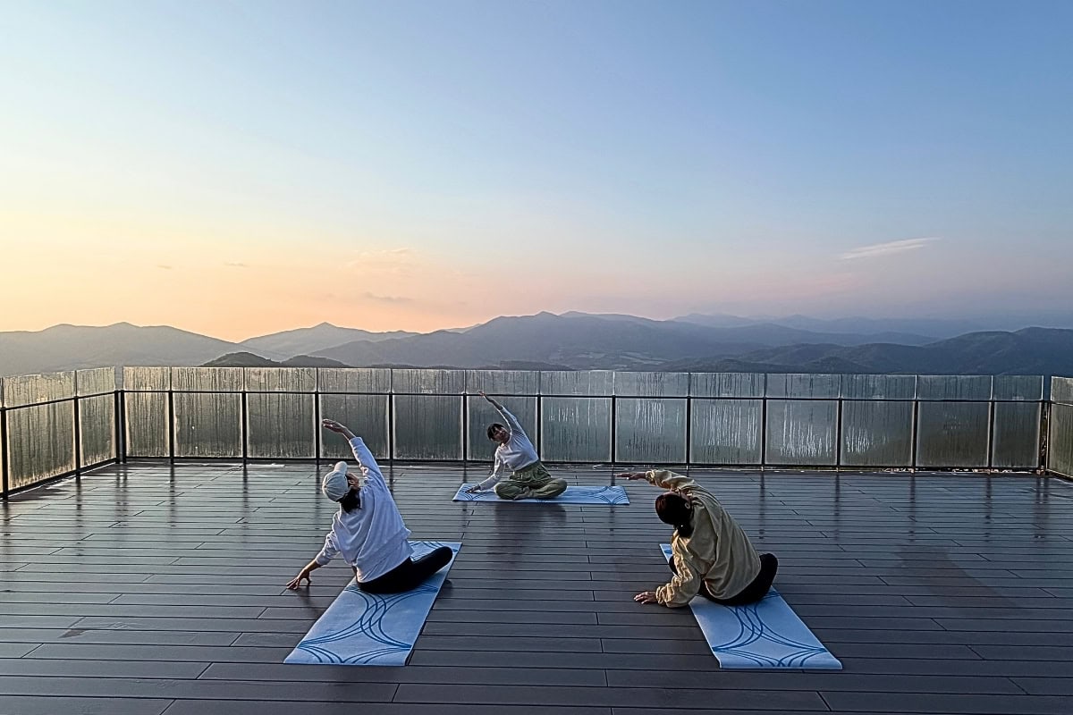 目の前に広がる雲海を眺めながら、心と身体をゆっくりと開いていくプライベートヨガ。自分自身の内側と丁寧に向き合う時間は、まさに大人のための究極のウェルネス体験。
