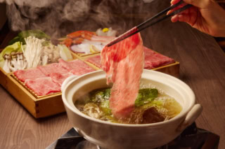 アロマの香りを丁寧に抽出した出汁で食べる「アロマしゃぶしゃぶ」。心身の状態に合わせて緑茶、ほうじ茶、カモミールから好みの香りを選びます。