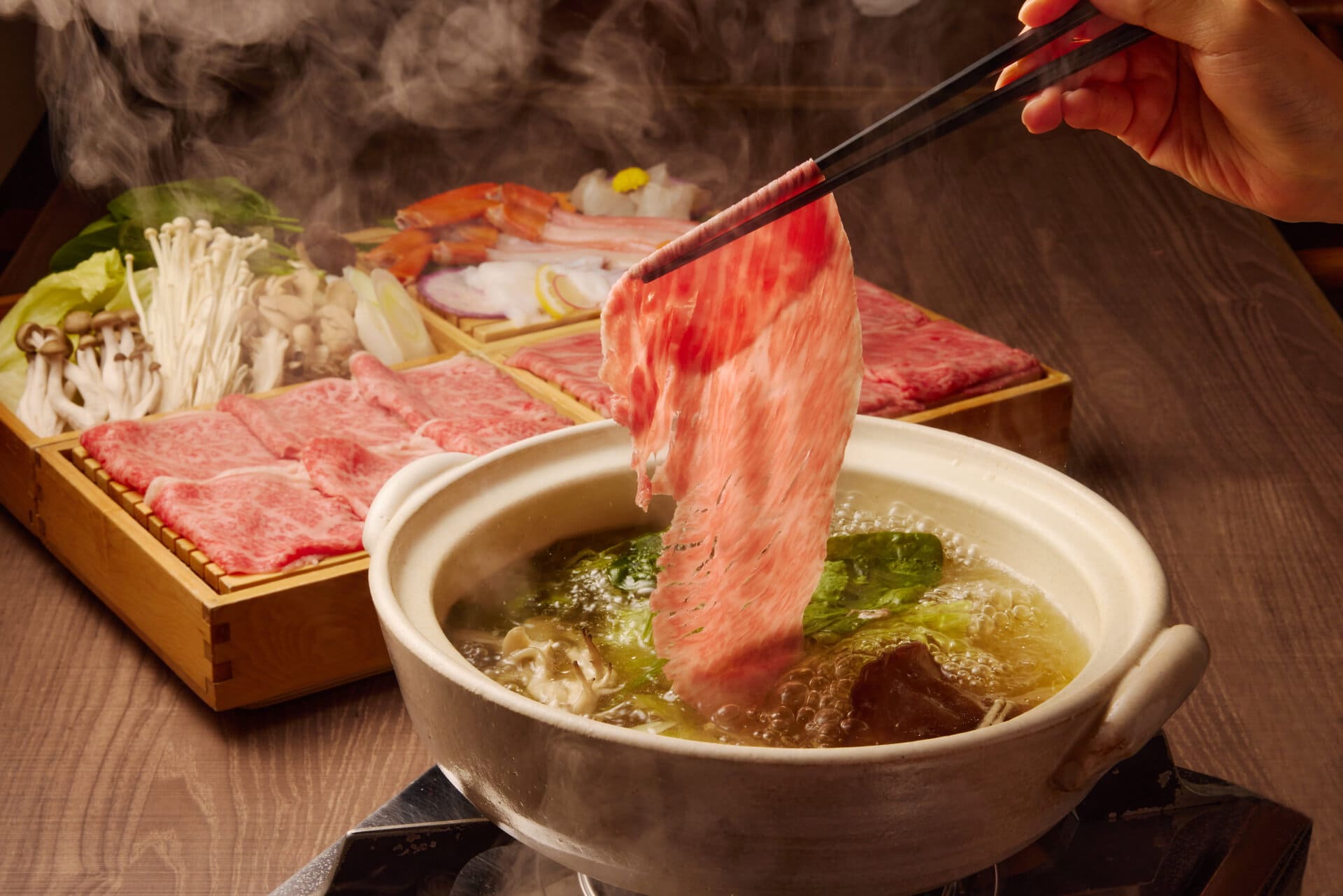 アロマの香りを丁寧に抽出した出汁で食べる「アロマしゃぶしゃぶ」。心身の状態に合わせて緑茶、ほうじ茶、カモミールから好みの香りを選びます。