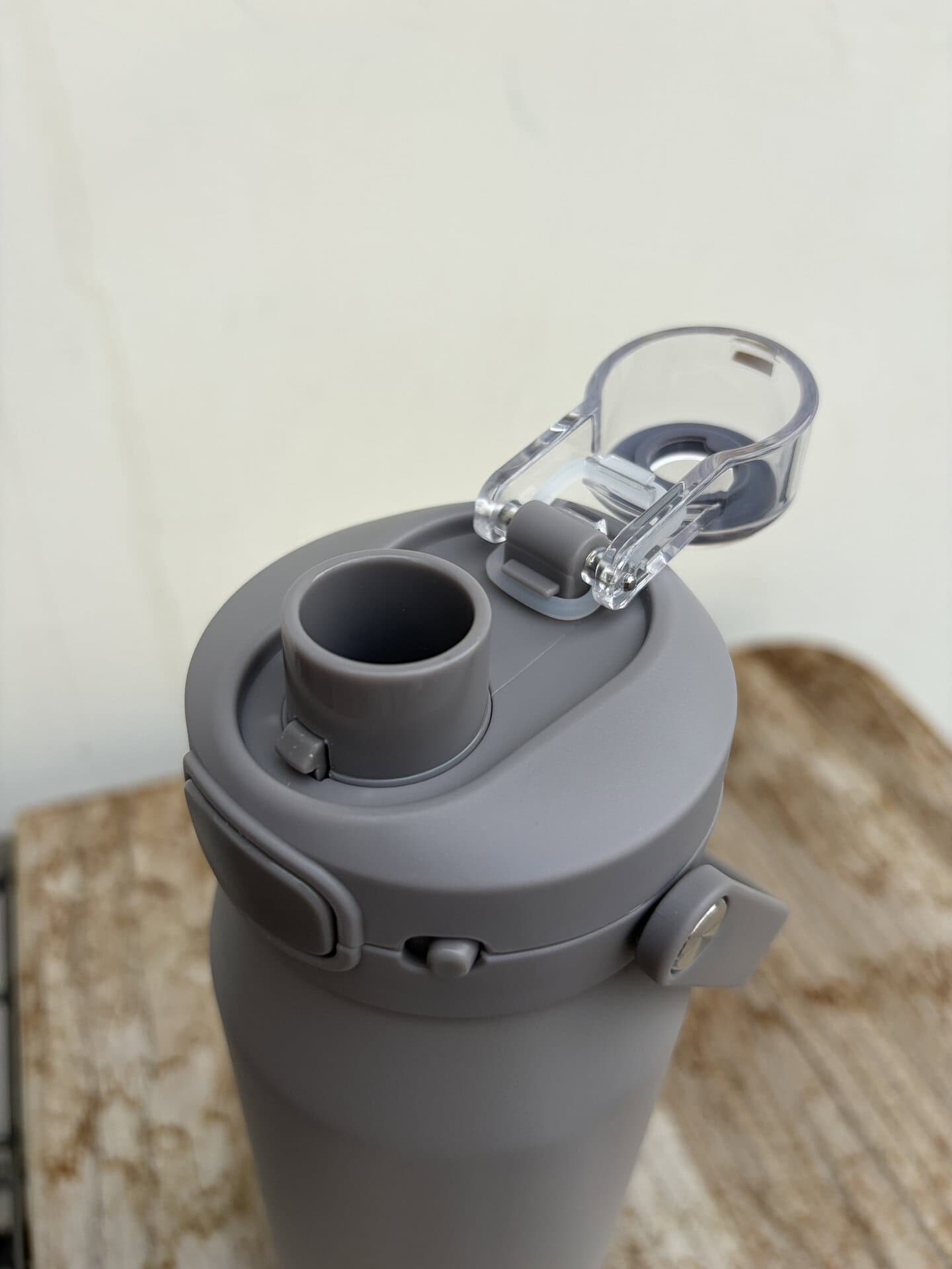 飲み口はちょうどいいサイズ感で、片手で開くワンタッチ設計なのも気に入りました！