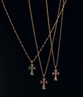 右から：チャーム［22K×ピンクサファイア］¥2,211,000、ネックチェーン［22K］¥706,200、チャーム［22K×ルビー］¥2,310,000、ネックチェーン［22K］¥783,200、チャーム［22K×エメラルド］¥2,618,000、ネックチェーン［22K］¥796,400（全てクロムハーツ／クロムハーツ トーキョー）