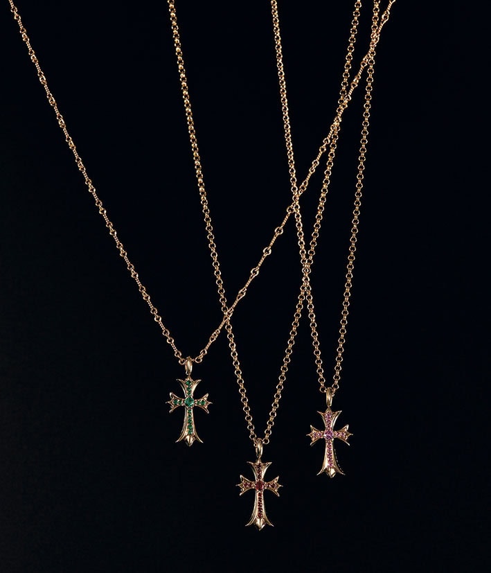 右から：チャーム［22K×ピンクサファイア］¥2,211,000、ネックチェーン［22K］¥706,200、チャーム［22K×ルビー］¥2,310,000、ネックチェーン［22K］¥783,200、チャーム［22K×エメラルド］¥2,618,000、ネックチェーン［22K］¥796,400（全てクロムハーツ／クロムハーツ トーキョー）