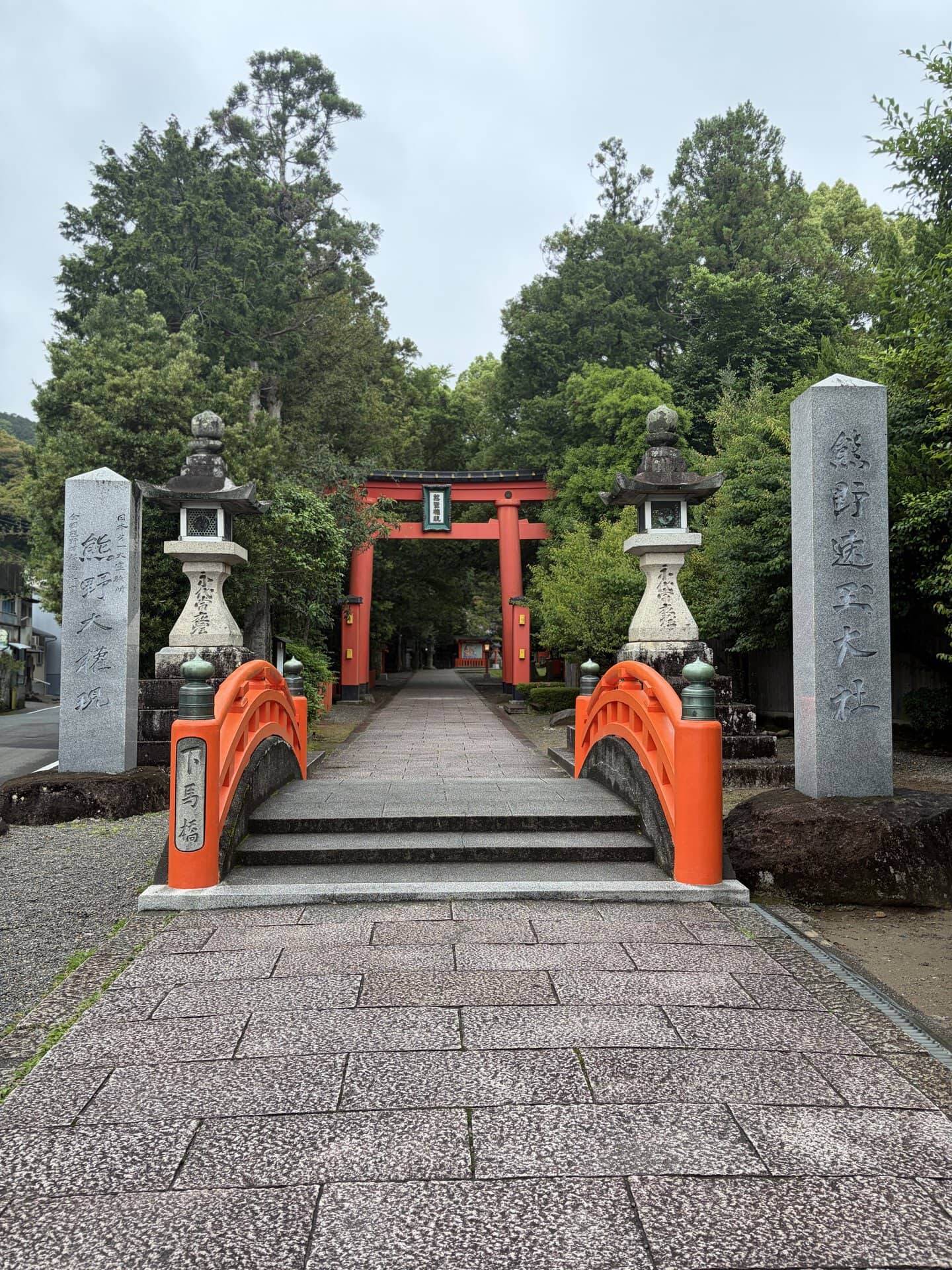 鮮やかな朱塗りの鳥居が素敵♡ 熊野本宮大社とはまた違った魅力がありますよね