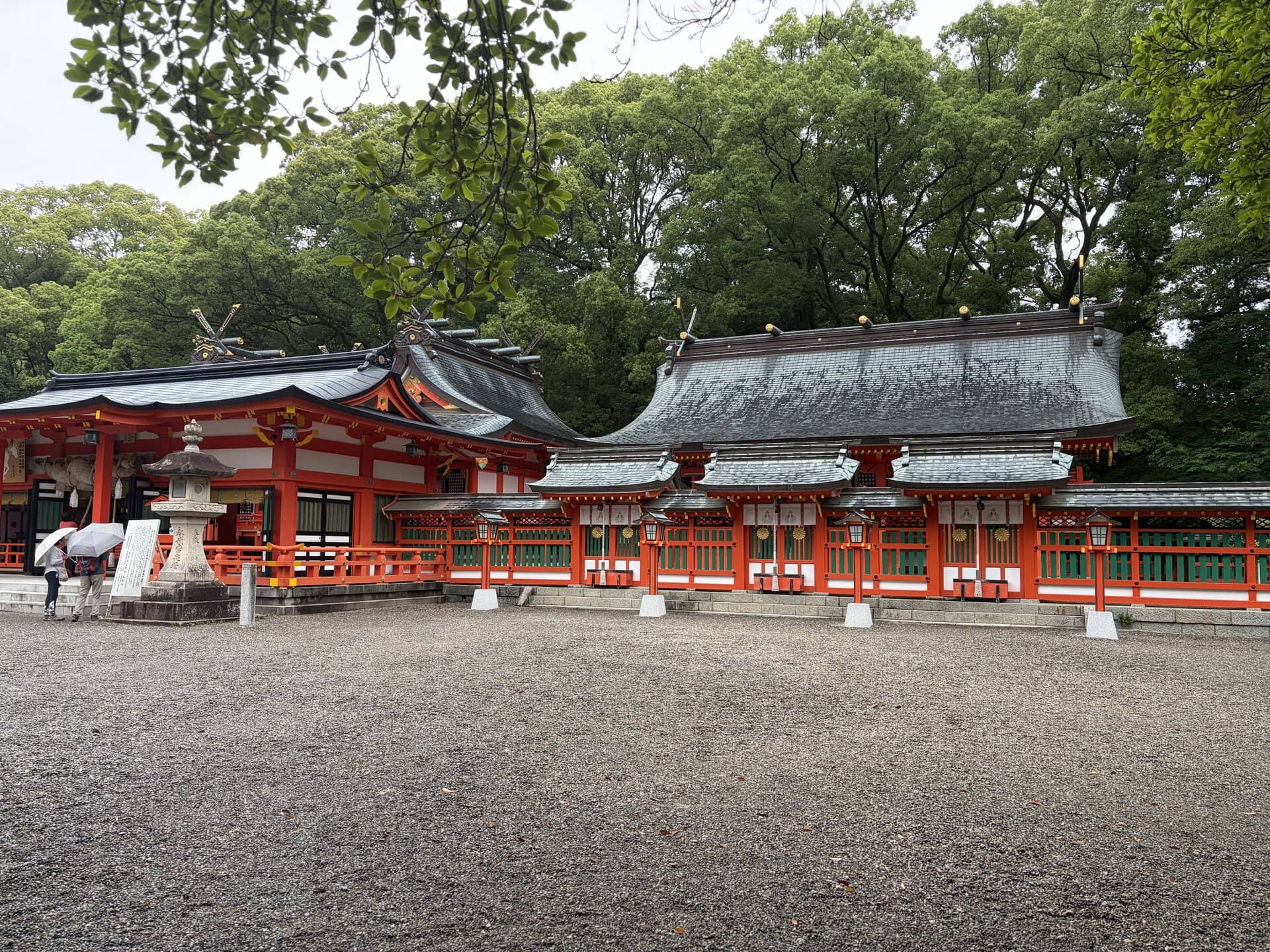 画像の左側にある本殿では、向かって左に夫須美大神、右に速玉大神が並んで鎮座しています