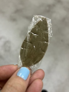 筆者が2023年にいただいた梛の葉。ラップに包むのオススメと聞いて、その通りにしてお財布に入れています