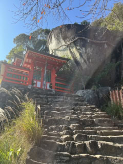 今回は天気が悪く伺えなかったので、以前訪れた神倉神社の写真を。この神社、538段の急勾配の石段を登るのですが、正直、かなりきついです。でも、がんばって登ったら新宮の街を一望できる絶景も拝めるので、ぜひ行ってみてください!