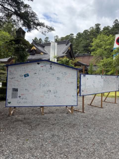 筆者は5月に訪れたということもあり、社務所前には日本代表への応援メッセージが。これは「サッカーの聖地」とも呼ばれる熊野本宮大社ならではの光景ですよね