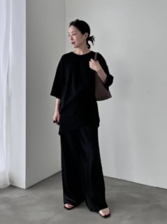 オーバーサイズのTシャツが一見メンズライクな雰囲気を醸し出しながらも、ツヤのあるサテンパンツで程よく女性らしい印象に。クリアストラップのヌーディなサンダルでヌケ感を、さり気なく光るゴールドジュエリーが華やかさをプラス。