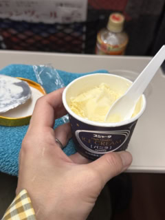 車内販売がある北陸新幹線。久しぶりに食べた、カチカチのアイスが美味しかった……！