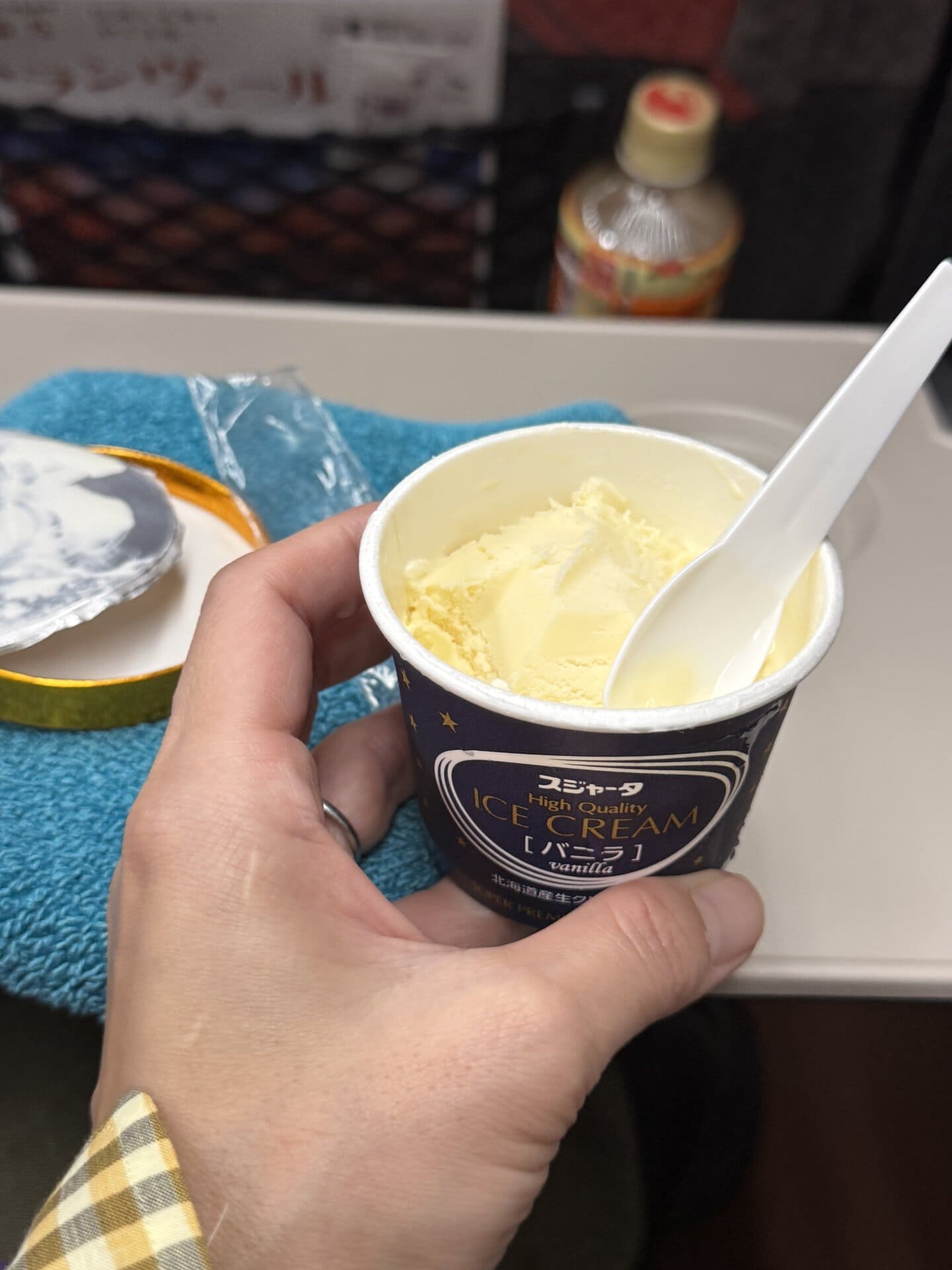 車内販売がある北陸新幹線。久しぶりに食べた、カチカチのアイスが美味しかった……！