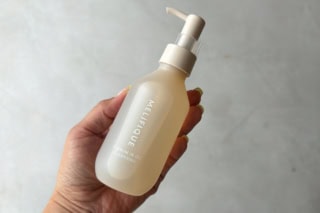 W洗顔も乳化も不要な爆速タイパでありながら、大人の肌が求める潤いはしっかり残す優しさが魅力。メリフィーク セラムインオイル クレンジング 150mL ¥5,500 (メリフィーク）