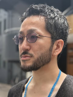 【ユウイチトヤマ.】のサングラスも、顔周りの洒落度アップに貢献