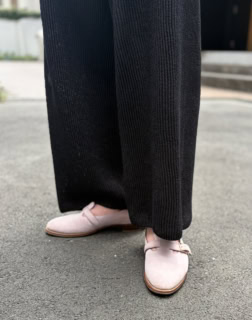 足元は梅雨でもレザーシューズ。「雨が降ったらビーチサンダルにはき替えるタイプなんです」と奈良さん
