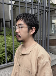 クリアフレームのメガネで、顔まわりも涼しげに演出