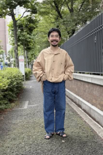 ビソウンのリバー別注シャツ、アイアムドークのリバー別注デニム、ああああああああのメガネ、エルメスのサンダルは伊藤さんの私物