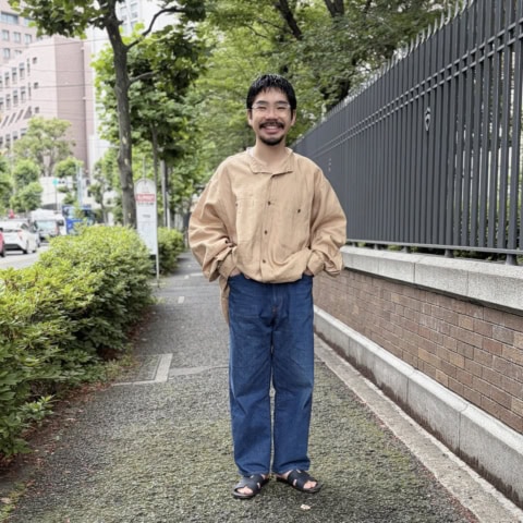 梅雨は超ビッグなリネンシャツで快適に。アクセで萌え袖アレンジする天才的アイデア【メンズスナップ】