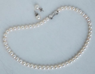 パールネックレス［あこや真珠7.0㎜×SIL］¥627,000、パールピアス［あこや真珠9.0㎜×SIL］￥577,500（共にTASAKI）