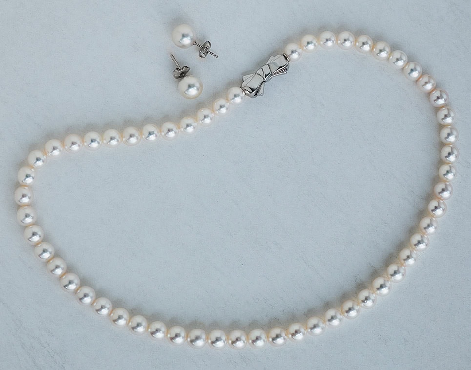 パールネックレス［あこや真珠7.0㎜×SIL］¥627,000、パールピアス［あこや真珠9.0㎜×SIL］￥577,500（共にTASAKI）