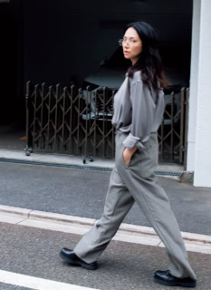 シャツ¥49,500、パンツ¥61,600(共にソウシオオツキ)、シューズ¥87,000(モンタ/全てエムエイティティ)、ヴィンテージのレースキャミソール¥11,000(ジャンティーク)、眼鏡¥83,600(アーレム/エドストローム オフィス)、ネックレス¥78,760※参考価格(オーガスト)