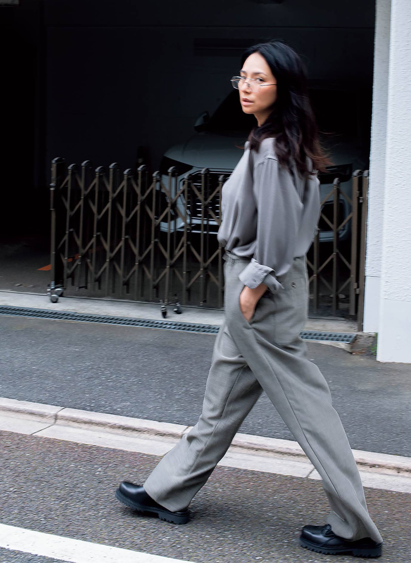 シャツ¥49,500、パンツ¥61,600(共にソウシオオツキ)、シューズ¥87,000(モンタ/全てエムエイティティ)、ヴィンテージのレースキャミソール¥11,000(ジャンティーク)、眼鏡¥83,600(アーレム/エドストローム オフィス)、ネックレス¥78,760※参考価格(オーガスト)