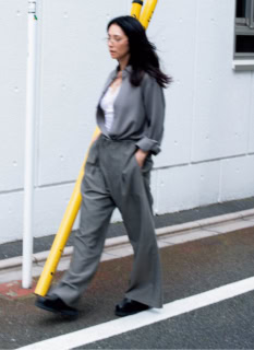 シャツ¥49,500、パンツ¥61,600(共にソウシオオツキ)、シューズ¥87,000(モンタ/全てエムエイティティ)、ヴィンテージのレースキャミソール¥11,000(ジャンティーク)、眼鏡¥83,600(アーレム/エドストローム オフィス)、ネックレス¥78,760※参考価格(オーガスト)