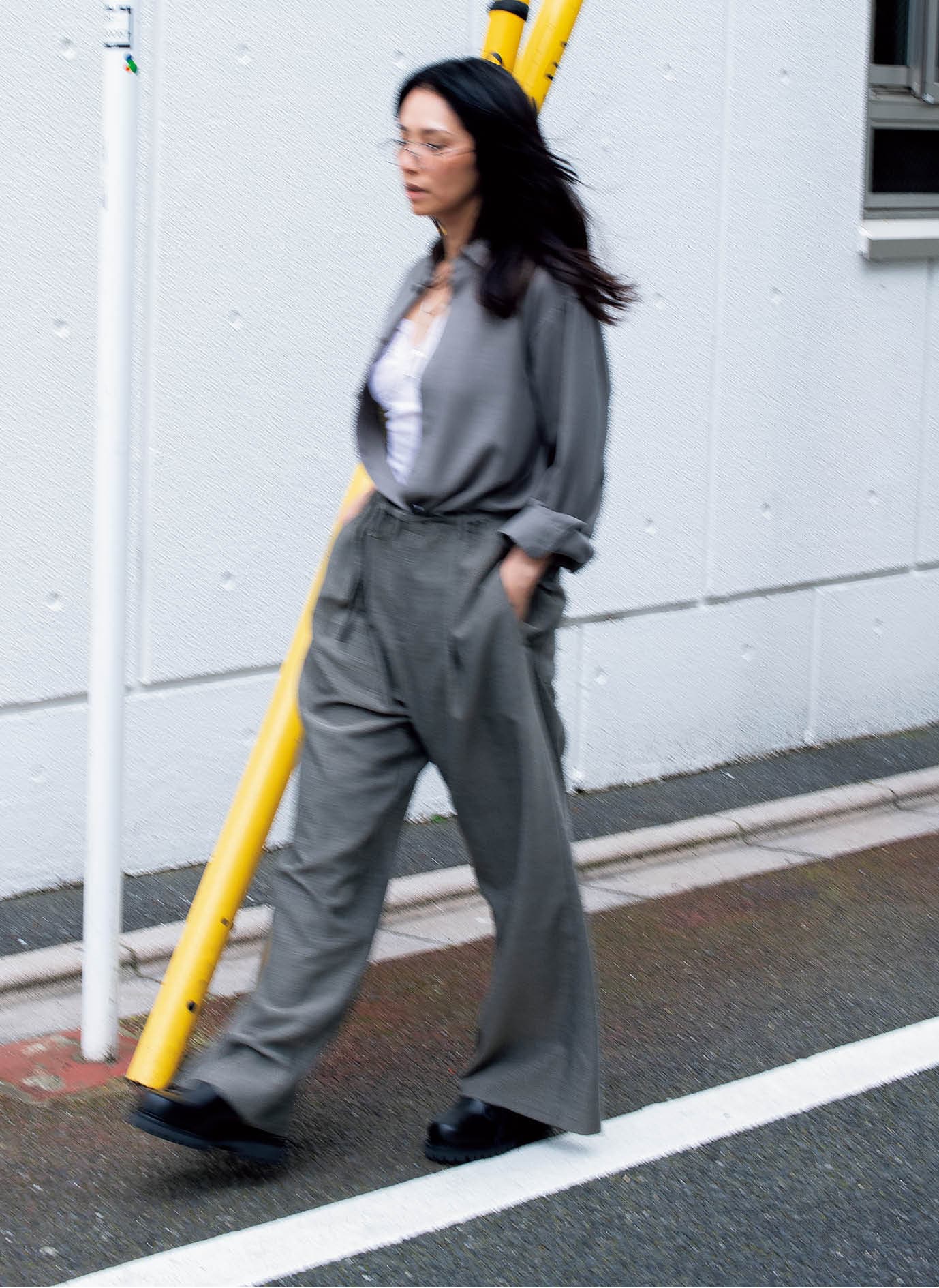 シャツ¥49,500、パンツ¥61,600(共にソウシオオツキ)、シューズ¥87,000(モンタ/全てエムエイティティ)、ヴィンテージのレースキャミソール¥11,000(ジャンティーク)、眼鏡¥83,600(アーレム/エドストローム オフィス)、ネックレス¥78,760※参考価格(オーガスト)
