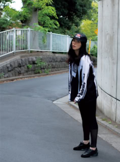 レギンス¥11,550、ショートパンツ¥4,950（共にオーバーニース）、シューズ¥16,500（ナイキ／ナイキ カスタマーサービス）、アウェイクのトップス、その他本人私物