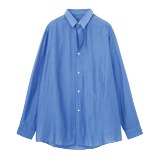 シンプルながらこだわり抜かれた美シルエット。シャツ¥57,200（ソウシオオツキ／エムエイティティ）