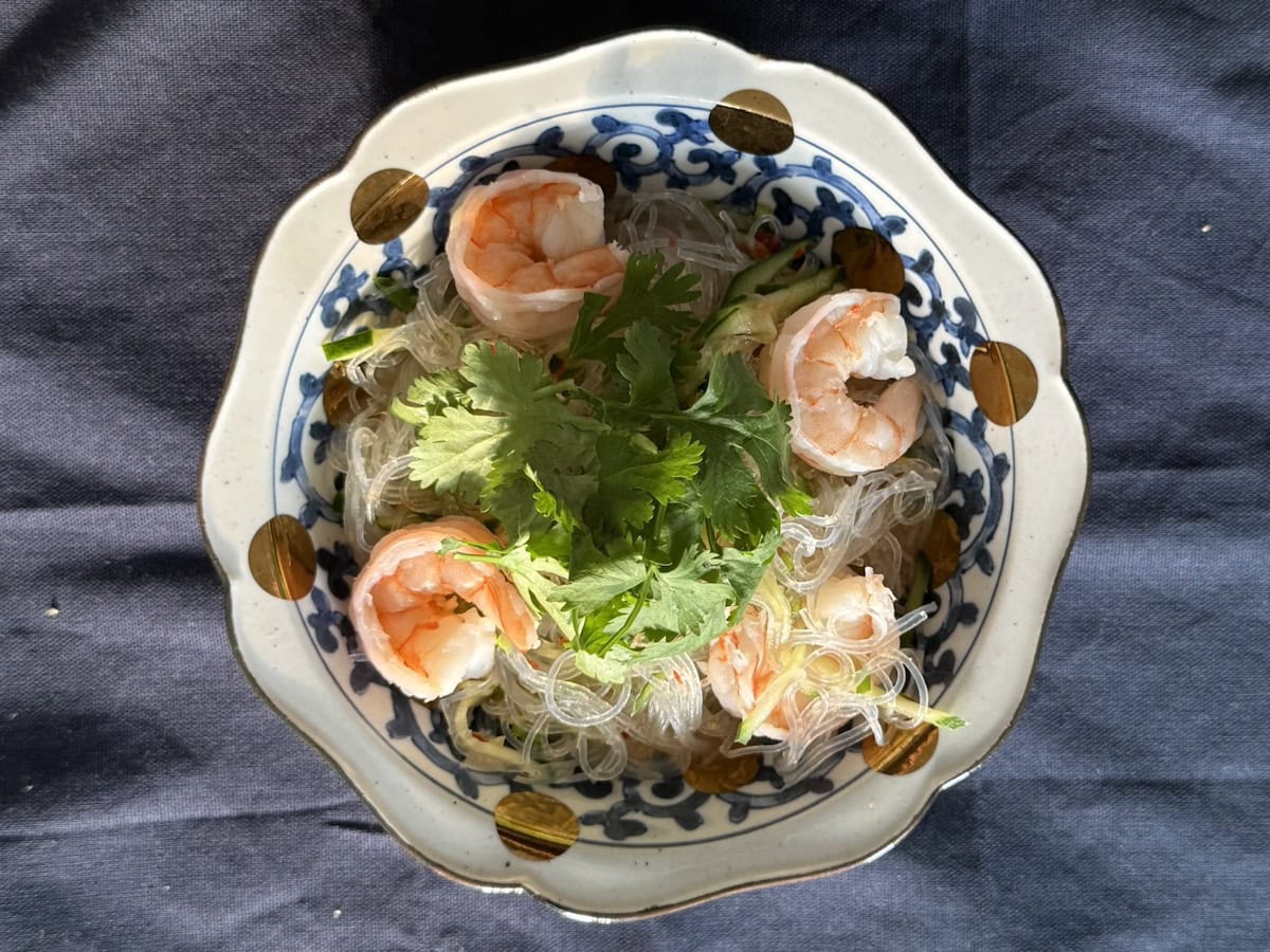 エビのほかにササミ（サラダチキンで代用すればさらに時短！）を合わせてもいいかも。スレモンを絞ったり、クラッシュしたナッツや干し海老などを和えても美味しいです。ビールはもちろん白ワインやレモンサワーとの相性が抜群！