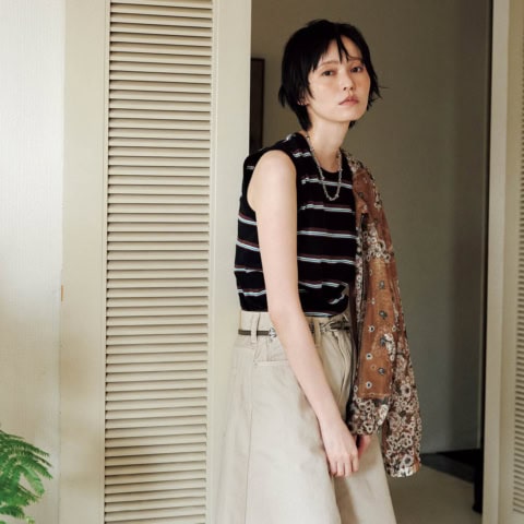 【大人のボーイッシュ】「ノースリ×ハーフパンツ」にはアクセや小物でのドレスアップが正解！