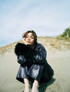 ALAIA：ジャケット¥1,414,600、パンツ¥1,080,200、シューズ[ヒール11㎝]¥302,500※全て参考価格(全てアライア／リシュモン ジャパン合同会社 アライア)
