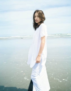 THE ROW:シャツ¥259,600、スカート¥336,600、パンツ¥233,200(全てザ・ロウ/ザ・ロウ・ジャパン)