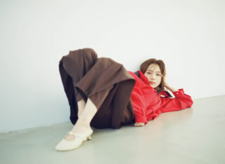 LOEWE：ジャケット¥401,500、パンツ¥237,600、シューズ[ヒール4.5㎝]¥162,800※全て予定価格(全てロエベ／ロエベ ジャパン クライアントサービス)