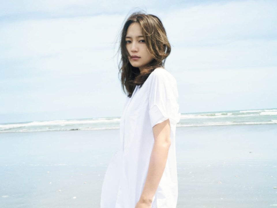 「殻を破って、いろんな一面を見てもらいたい」【川口春奈インタビュー完全版】海辺でのフレッシュな表情