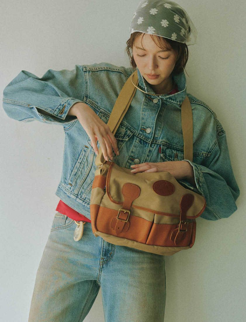 デニムジャケット¥15,400、デニムパンツ¥15,400（共にリーバイス®／リーバイ・ストラウス ジャパン）、中に着たTシャツ¥17,600（フィルメランジェ フォー ロンハーマン）、ネックレス¥75,900（ロンハーマン ジュエリー）、パンツに付けたチャーム¥6,600（ダイナソー デザインズ／共にロンハーマン）、頭に巻いたスカーフ¥6,600（TW）、バッグ¥44,000（コッツウォルド アクエリアス／メイデン・カンパニー）、パンプス¥36,300（オーエ／ROKU 青山）