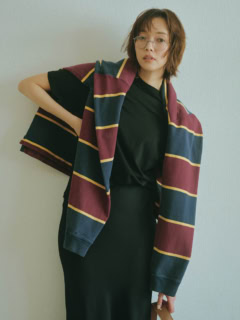 Tシャツ¥16,500（ハイク／ボウルズ）、肩に掛けたラガーシャツ¥7,150（原宿シカゴ／原宿シカゴ 神宮前店）、スカート¥28,930（エイチ ビューティー＆ユース）、メガネ※フレームのみ¥49,500（アメリカン オプティカル／メイデン・カンパニー）、ピアス¥198,000（トーカティブ／トーカティブ 表参道）、バッグ¥143,000（ツチヤカバン／土屋鞄製造所）