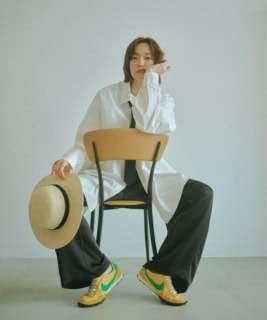 シャツ※メンズ¥41,800、ネクタイ¥15,400（共にグラフペーパー／グラフペーパー 東京）、中に着たTシャツ※メンズ¥990、ハット¥4,990（共に無印良品／無印良品 銀座）、パンツ¥26,950（イウエン マトフ／ユナイテッドアローズ 渋谷スクランブルスクエア店）、リング¥341,000（エムアネラ）、スニーカー¥12,430（ナイキ スポーツウェア／NIKE カスタマーサービス）