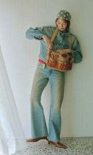 デニムジャケット¥15,400、デニムパンツ¥15,400(共にリーバイス®/リーバイ・ストラウス ジャパン)、中に着たTシャツ¥17,600(フィルメランジェ フォー ロンハーマン)、ネックレス¥75,900(ロンハーマン ジュエリー)、パンツに付けたチャーム¥6,600(ダイナソー デザインズ/共にロンハーマン)、頭に巻いたスカーフ¥6,600(TW)、バッグ¥44,000(コッツウォルド アクエリアス/メイデン・カンパニー)、パンプス¥36,300(オーエ/ROKU 青山)