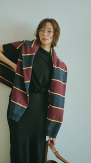 Tシャツ¥16,500（ハイク／ボウルズ）、肩に掛けたラガーシャツ¥7,150（原宿シカゴ／原宿シカゴ 神宮前店）、スカート¥28,930（エイチ ビューティー＆ユース）、メガネ※フレームのみ¥49,500（アメリカン オプティカル／メイデン・カンパニー）、ピアス¥198,000（トーカティブ／トーカティブ 表参道）、バッグ¥143,000（ツチヤカバン／土屋鞄製造所）