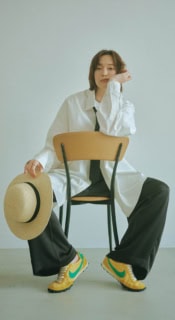 シャツ※メンズ¥41,800、ネクタイ¥15,400（共にグラフペーパー／グラフペーパー 東京）、中に着たTシャツ※メンズ¥990、ハット¥4,990（共に無印良品／無印良品 銀座）、パンツ¥26,950（イウエン マトフ／ユナイテッドアローズ 渋谷スクランブルスクエア店）、リング¥341,000（エムアネラ）、スニーカー¥12,430（ナイキ スポーツウェア／NIKE カスタマーサービス）